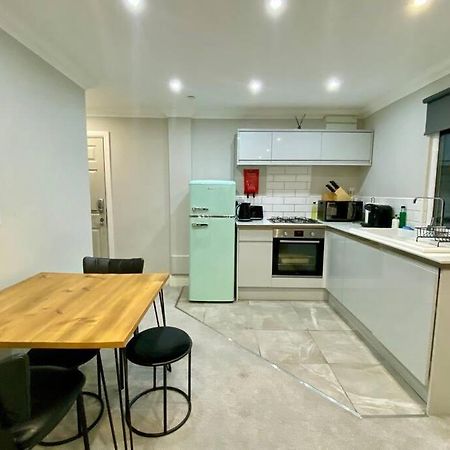 كارديف Stylish Two Bedroom Apartment Near Victoria Park المظهر الخارجي الصورة